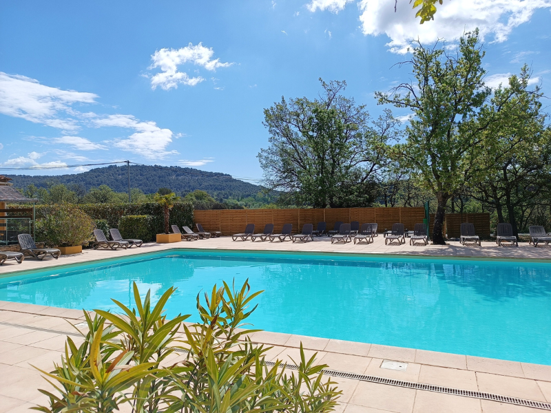 Camping à Saint-Saturnin-lès-Apt (Lubéron)• Vaucluse • Mobil-home Premium 3 chambres 6 personnes 35m²